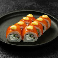 Ролл с креветкой, лососем и соусом манго в Васаби