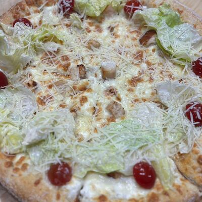 Пицца цезарь с креветками и пармезаном в Чили Gurman Сlub по цене 760 ₽