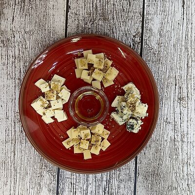 Четыре вида сыра в Луна Рыба по цене 670 ₽