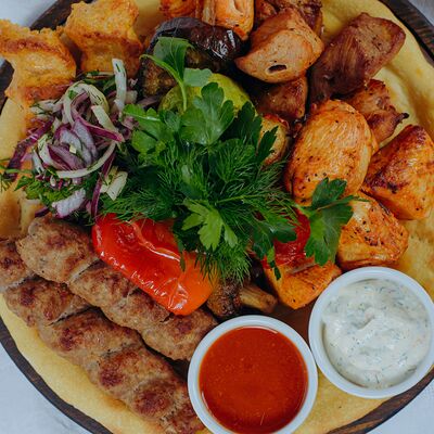 Маленькое ассорти шашлыков с овощами грильв Роланд по цене 3000 ₽