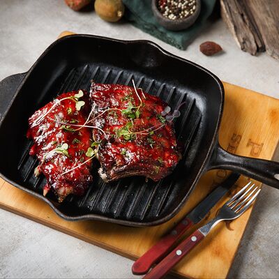 Рёбра свиные в кофейно-брусничном соусе в 8 seconds pub по цене 1045 ₽