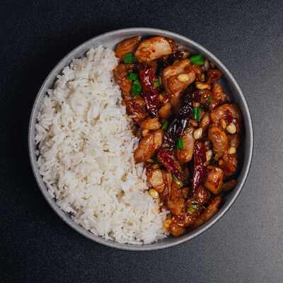 Курица по-сычуаньски с рисомв Бау азия по цене 730 ₽