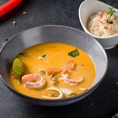 Суп Том ям с морепродуктами и пряным рисом в Шале Берёзка по цене 950 ₽