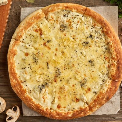 Пицца Четыре сыра в Luna Urban по цене 890 ₽