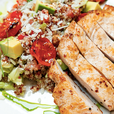 Салат с куриным филе, авокадо и киноа в Теория Гастробар по цене 781 ₽