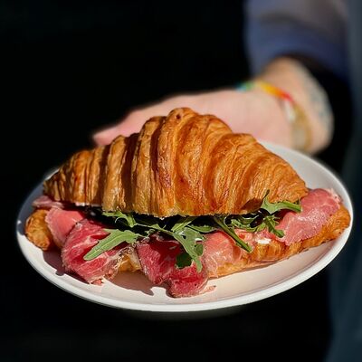 Круассан с пармой в Zanoza Open Bar по цене 750 ₽