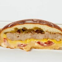 Юфо-бургер с курицей и халапеньо в OmNomNom