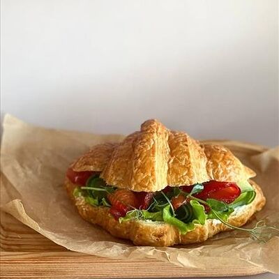 Круассан с форелью, творожным сыром и огурцом в Скандинавия по цене 840 ₽