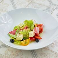 Греческий салат с сыром тофу в Катюша Katyusha