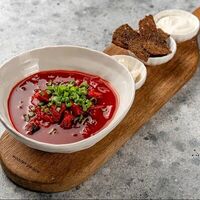 Борщ с бородинскими гренками и муссом из сала в Bambini bar