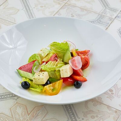 Греческий салат с сыром тофу в Катюша Katyusha по цене 590