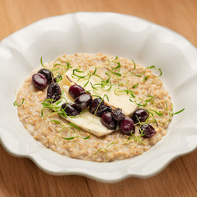 Овсяная каша с камамбером и печеным виноградом в Olio по цене 590 ₽