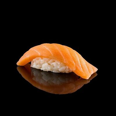 Суши с лососем в Уми Суши по цене 198 ₽