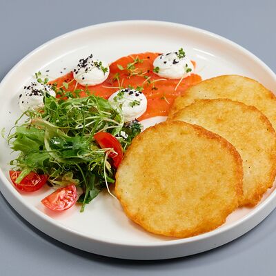 Драники со слабосолёным лососем и кремчизом в Stella Lounge по цене 36 р.