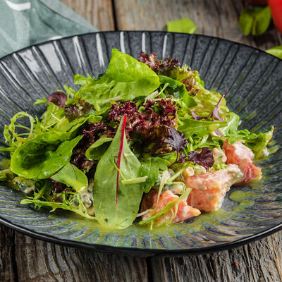 Салат с копченым лососем в Пряности & Радости на Московском по цене 550 ₽