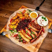 Accoрти колбасок с картофелем в Бар Бавария