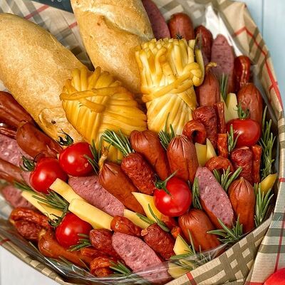 Букет Колбасный с багетом №4 в Букет Альфред I клубника в шоколаде и букеты по цене 3190 ₽