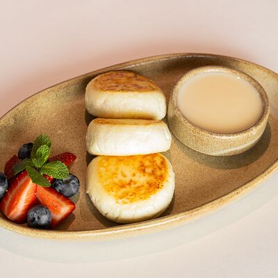 Сырники со сгущенкой в LULU COFFEE по цене 480 ₽