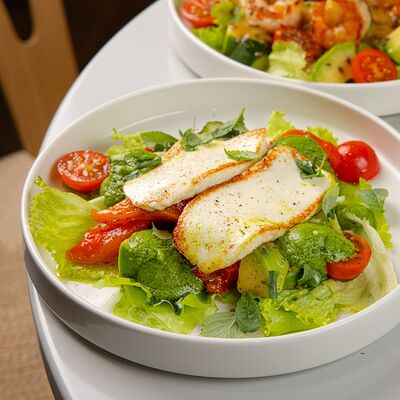 Салат овощной с жареным сыром в Forest по цене 640 ₽