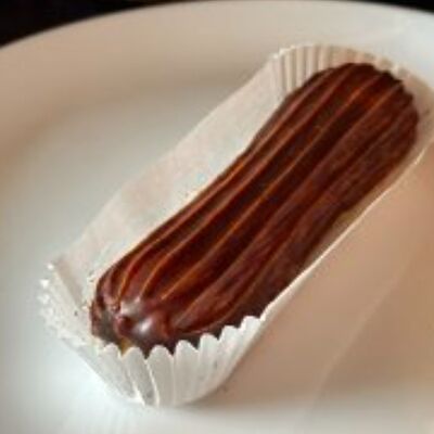 Эклер шоколадный в ХВОСТ по цене 180 ₽