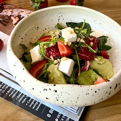 Весенний салат с клубникой, гуакомоле и сыром Фетав Арома по цене 540 ₽