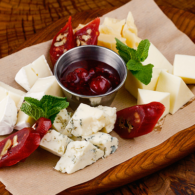 Сырный сет с ягодным соусом в Съели Сумели по цене 1340 ₽