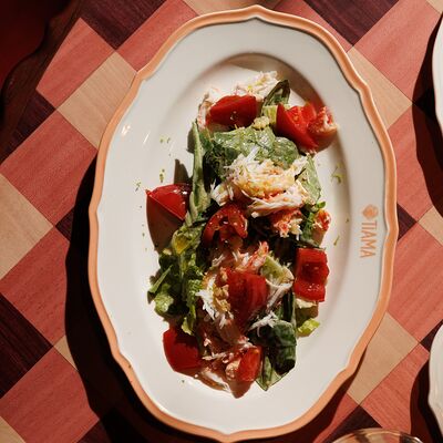 Салат с камчатским крабом и кунжутным соусомв TiAMA по цене 1520 ₽