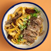 Паста с томленой говядиной, вялеными томатами и грибами в Сидрерия