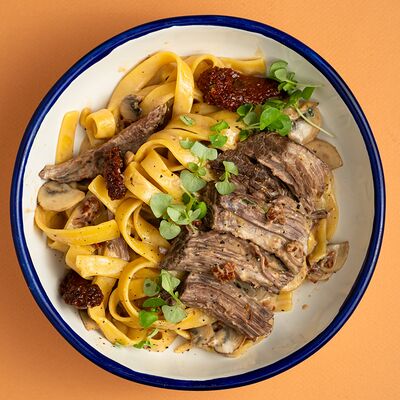 Паста с томленой говядиной, вялеными томатами и грибами в Сидрерия по цене 790 ₽