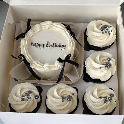 Подарочный набор бенто-торт и капкейки Happy Birthday в Elian Сhocolate по цене 3900 ₽