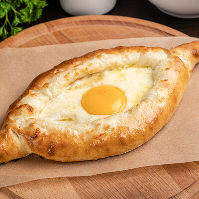 Хачапури по-аджарски с желтком в Сандуны Урал по цене 710 ₽