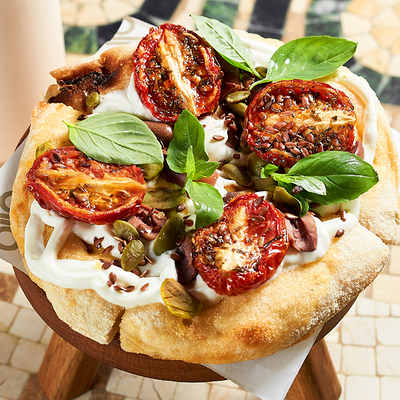Пицца с вялеными томатами и маслинами в Olio по цене 640 ₽