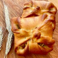 Пирожок с яблоками в Пекарня Батон