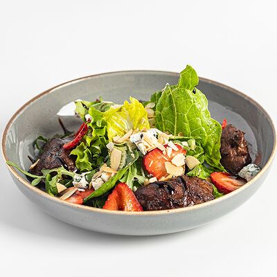 Салат с печенью, клубникой и голубым сыром в Kitchen по цене 590
