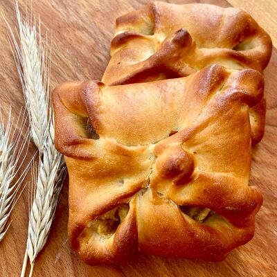 Пирожок с яблоками в Пекарня Батон по цене 60 ₽