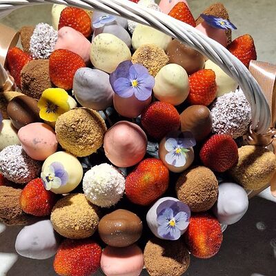 Корзина клубника в шоколаде в цветахв Клубника в шоколаде Simple Berry по цене 15679 ₽
