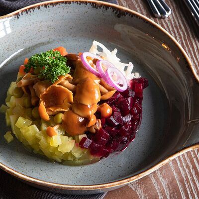 Винегрет с маринованными грибочками в Старый город по цене 250