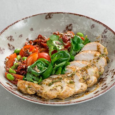 Тальята из куриной грудки с томатами и травамив Крем кафе по цене 825 ₽