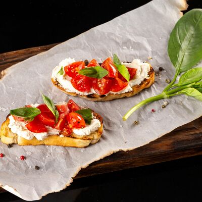 Брускетта с рикоттой и томатами в Чиполучо по цене 240