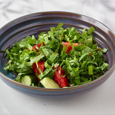 Летний овощной салат с щавелем в Большая кухня по цене 460 ₽