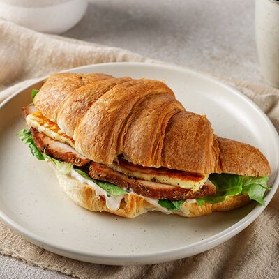 Круассан с индейкой и халлуми в Kristof Coffee and Kitchen по цене 870 ₽