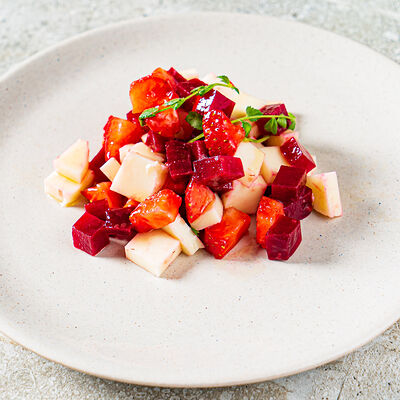 Салат со свеклой, клубникой и сыром моцарелла в Blackberry по цене 7 р.