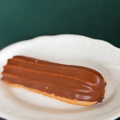 Эклер классическийв Pellegrino по цене 275 ₽