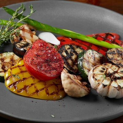 Сезонные овощи гриль с соусом песто в Линдерхоф по цене 995 ₽