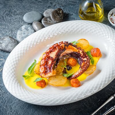 Осьминог с картофелем в Nella Foresta по цене 3200 ₽