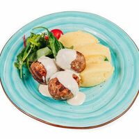 Митболы свиные со сливочным соусом и картофельным пюре в Провинция
