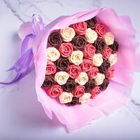 Букет из шоколадных роз в розовой упаковке в Chocolate Berry