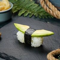 Суши с авокадо в Fast Япония Premium Sushi