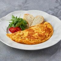 Омлет из трёх яиц с тостом в Come Mode Cafe