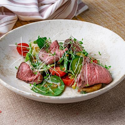 Салат с ростбифом в Бурито по цене 650 ₽